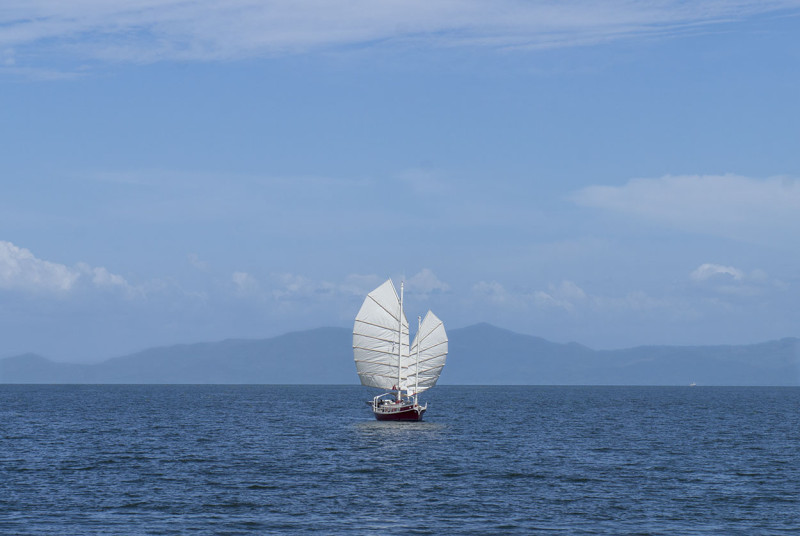 boat coming in to El Estor