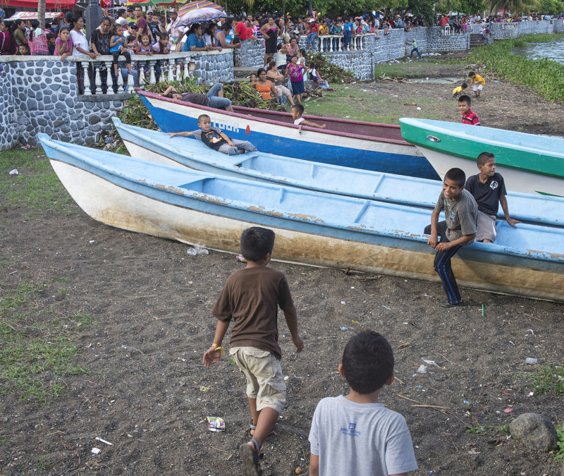 kids playing in El Estor