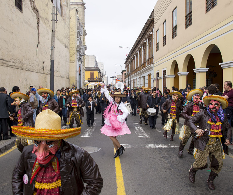 beer dancers, Lima 2