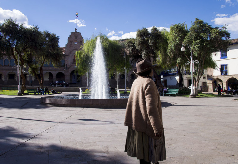 Peruvian woman by fountain