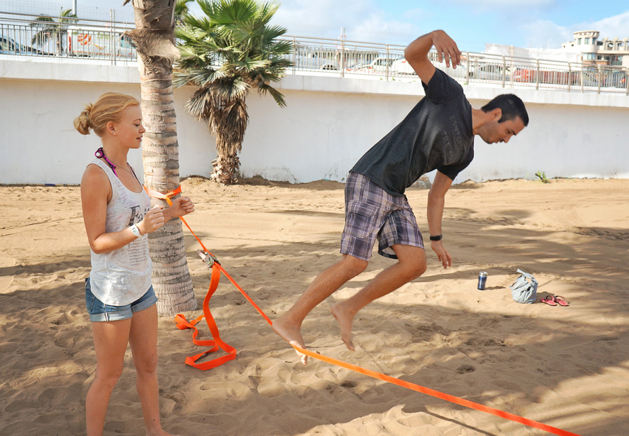 Matt falling off slackline