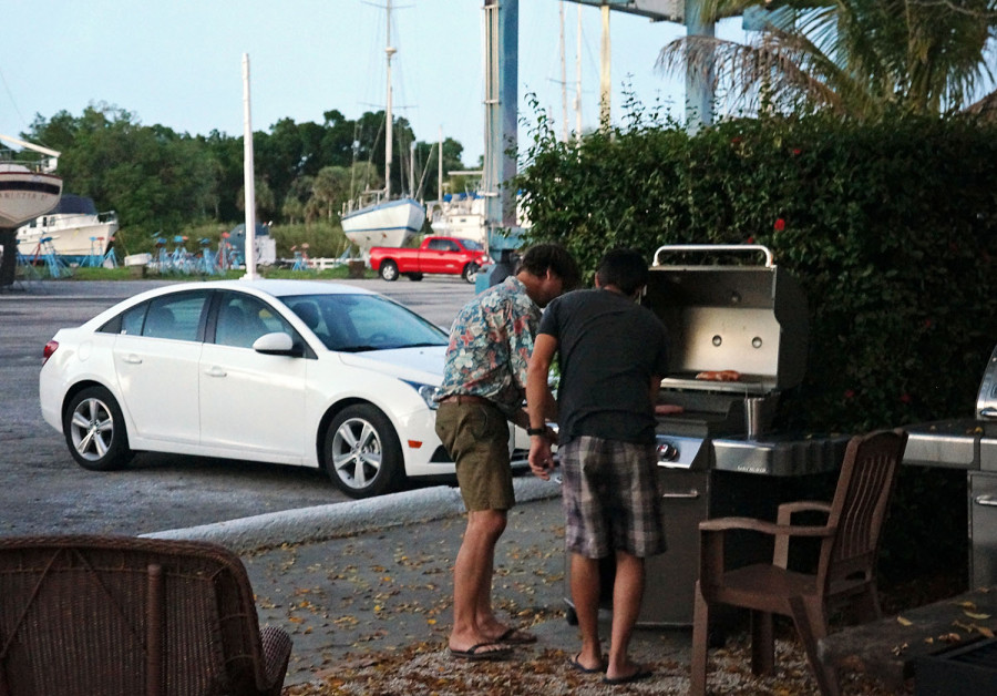 Hannes & Matt grilling