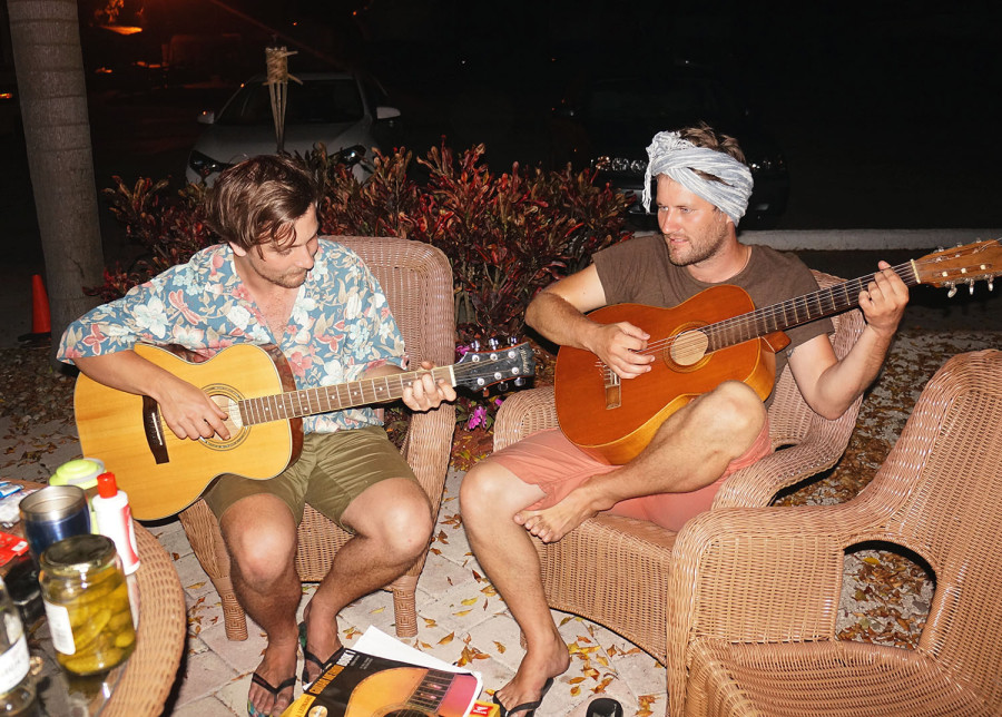 Hannes & Ben playing guitar