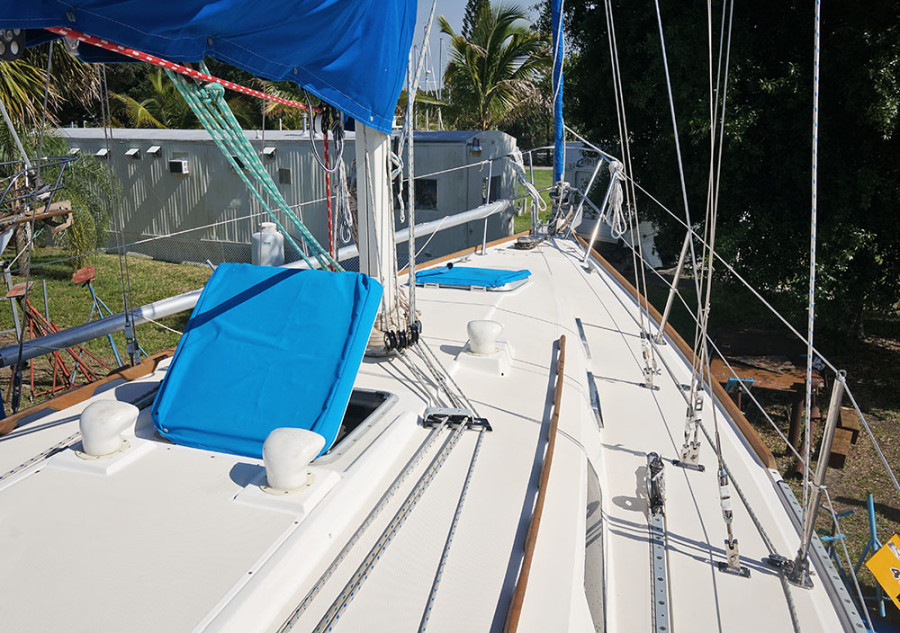 Sabre 34 Targa starboard deck