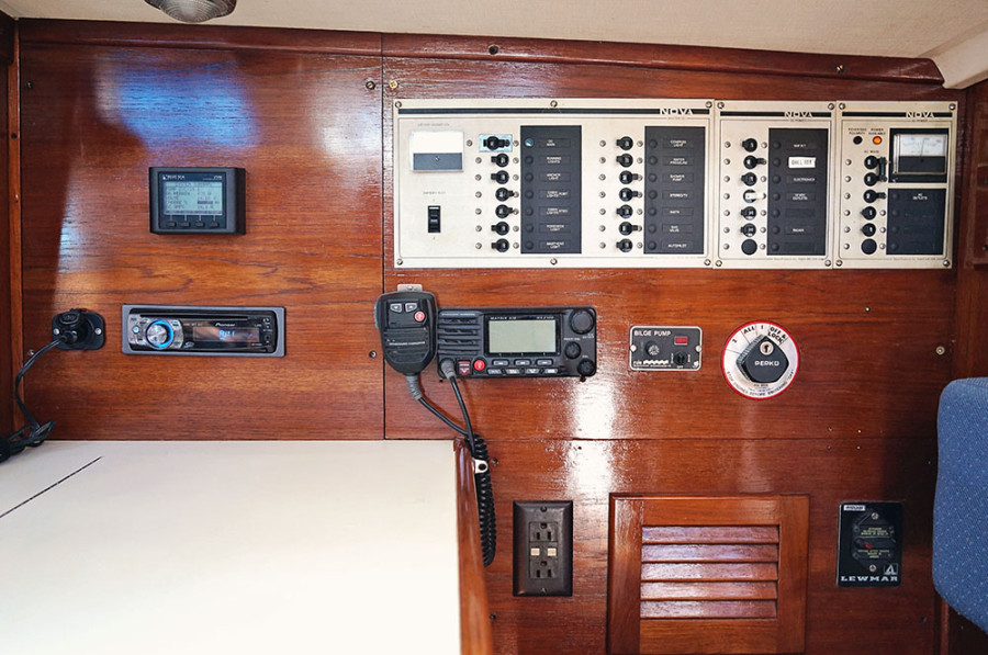 Sabre 34 Targa electrical panel
