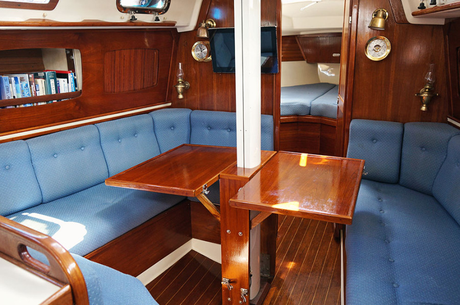 Sabre 34 Targa table up