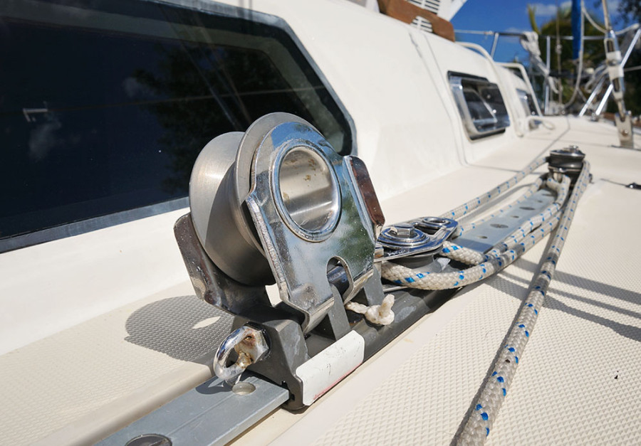 Sabre 34 Targa with adjustable genoa car