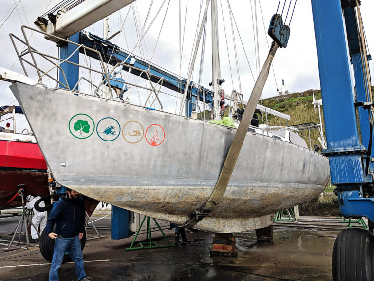 shows underwater hull shape